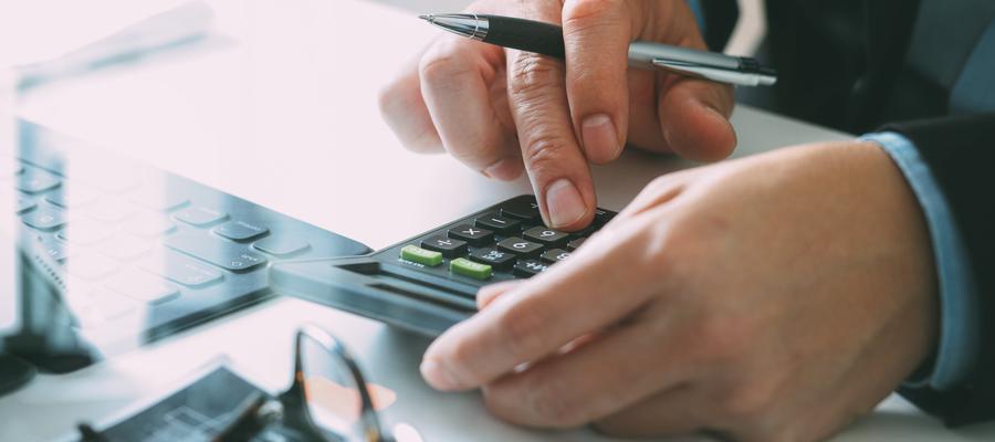 Nahaufnahme eines Geschäftsmannes bei der Arbeit mit Finanzen