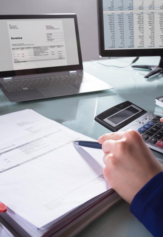 Geschäftsperson, die eine Rechnung berechnet