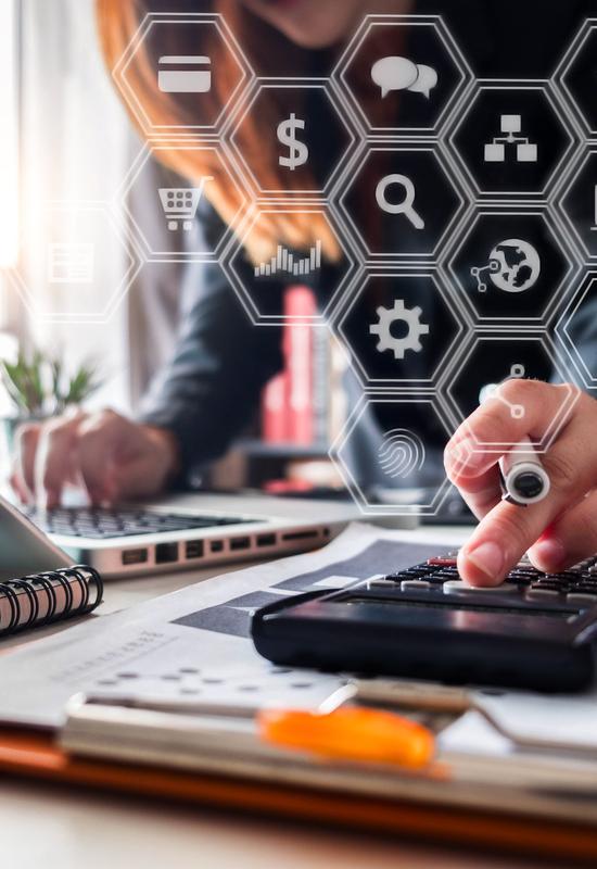 Eine Geschäftsfrau rechnet am Abend mit Millimeterpapier auf dem Tisch die Kosten für das Home Office aus.