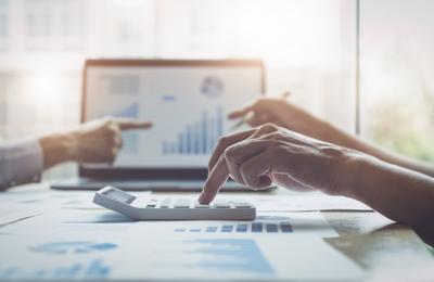 Geschäftsmann und Partnerschaft mit Rechner zur Überprüfung der Jahresbilanz 