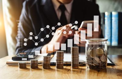 Mann, der das Budgetkonzept berechnet 