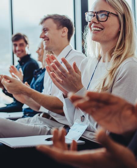 Fachleute aus der Wirtschaft applaudieren bei einem Seminar
